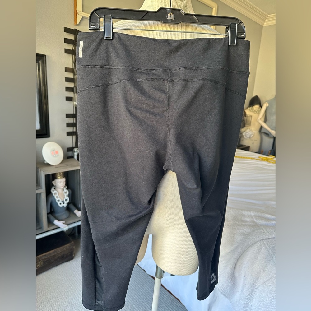 Zella black capri leggings with mesh sides, size XL - Picture 6 of 11